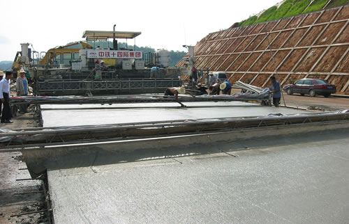 中铁14局梅河高速滑模摊铺